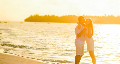 honeymoon walk in Maldives beach